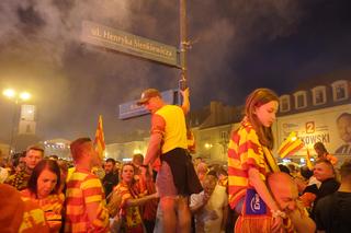 Feta w Białymstoku po mistrzostwie Polski. Tak bawili się kibice Jagiellonii Białystok