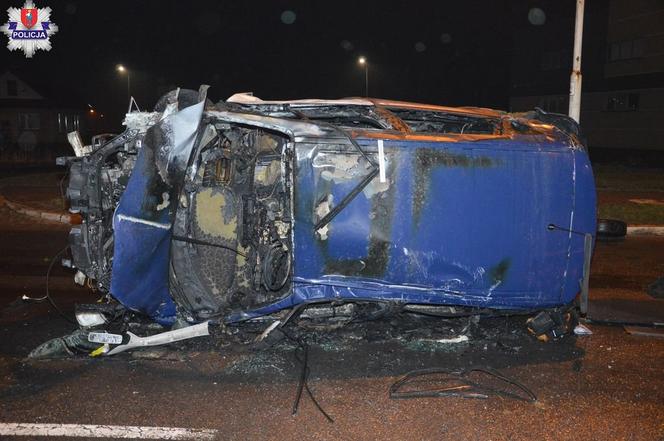 Zamość: ROZTRZASKANY renault zaczął płonąć! W środku 20-letni kierowca. DRAMAT!