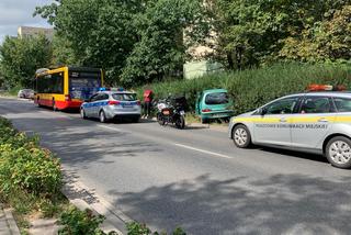 Uderzył w miejski autobus i uciekł. W trakcie pościgu zderzył się z kolejnym autobusem 