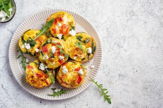 Weź jajka, szynkę i warzywa. Śniadaniowe muffiny jajeczne podbiją każde podniebienie 