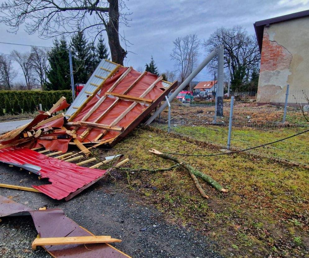 Silny wiatr nad Dolnym Śląskiem. Zerwany dach, powalone drzewa i zablokowana droga