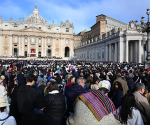 Ostatnie chwile przed pogrzebem Franciszka. Tłumy wiernych na pl. św. Piotra