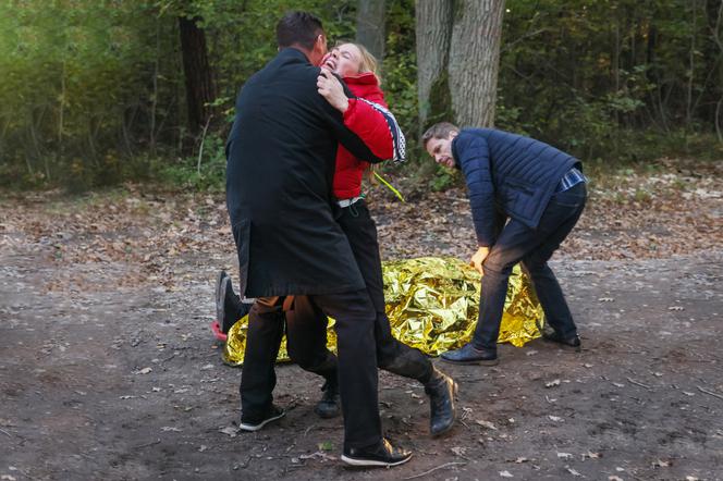 Na Wspólnej, odcinek 3389: Daria (Patrycja Topajew), Sławek Dziedzic (Mariusz Słupiński), Adam (Marcin Rogacewicz), Tadeusiak (Dariusz Wnuk)