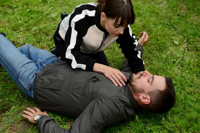 Komisarz Alex 8 sezon odc. 92. Ewa (Agnieszka Więdłocha), Michał Orlicz (Antoni Pawlicki)
