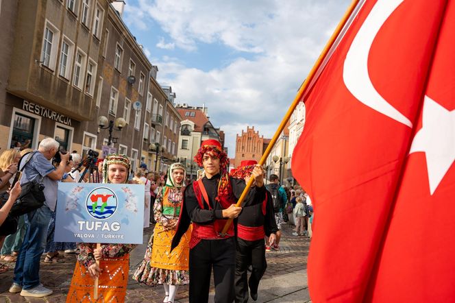 Dni Folkloru w Olsztynie 2025. Ulicami Starego Miasta przeszedł barwny korowód