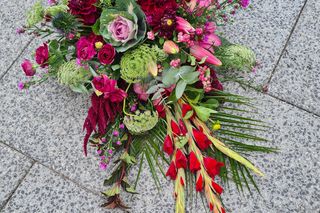 Chryzantemy wciąż drogie? Ekspert od kwiatów wyjaśnia, dlaczego ceny rosną i jak udekorować grób bez przepłacania