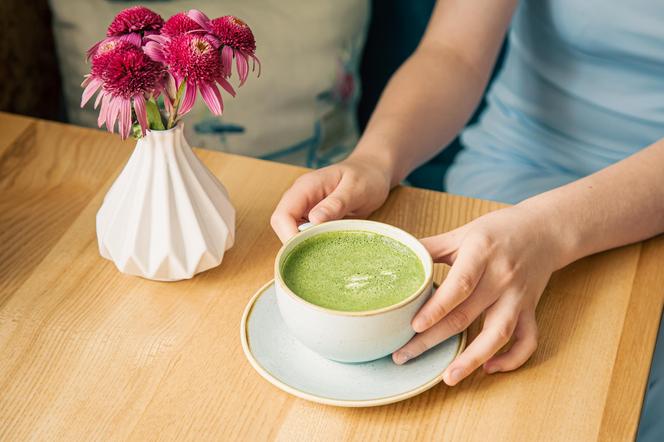 Zdrowa, choć niepozorna herbata. Matcha na sen i samopoczucie osób starszych