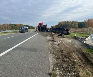 Incydent na A4 pod Tarnowem. Ciężarówka z 23 tonami farby przewróciła się na autostradzie