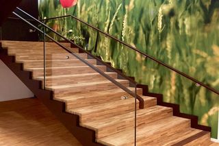 Schody z drewna klejonego