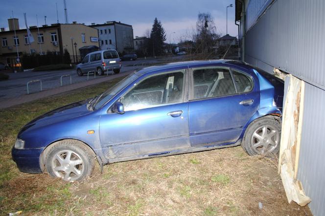 Pijany mężczyzna wjechał w ścianę klubu wrotkarskiego