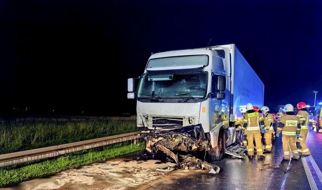 Śmiertelny wypadek pod Kutnem. 28-latek z BMW zderzył się z dwoma pojazdami [ZDJĘCIA].