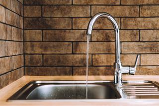 Jak obniżyć rachunki za wodę? Oszczędne rozwiązania do domu i dobre nawyki 