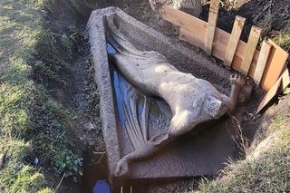 Rogów Sobócki. Rzeźba wybitnej artystki znaleziono na podwórku