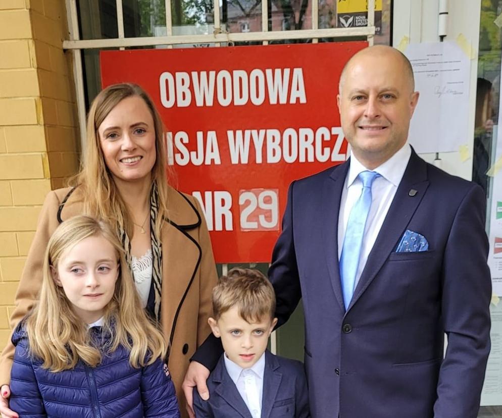 Michał Pierończyk z żoną i dziećmi