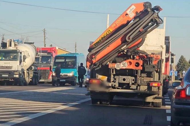 Kabel zawisł nad droga i blokował ruch