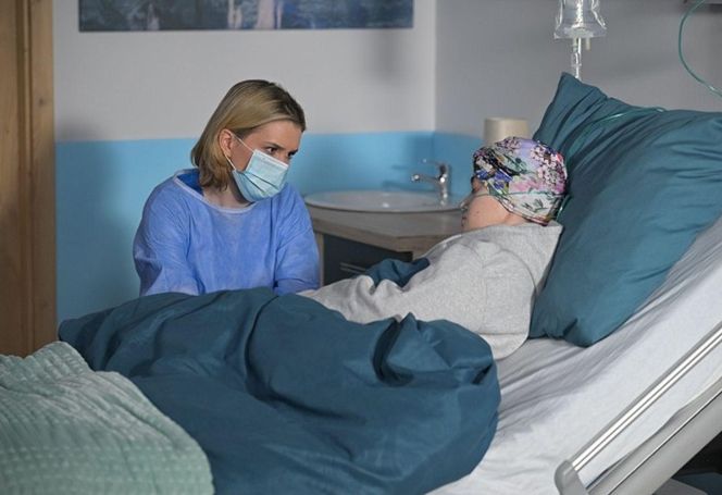 "Pierwsza miłość": Angelika nie ma już nadziei na wyzdrowienie. Prosi Filipa i Białego, by odwiedzili ją ostatni raz...