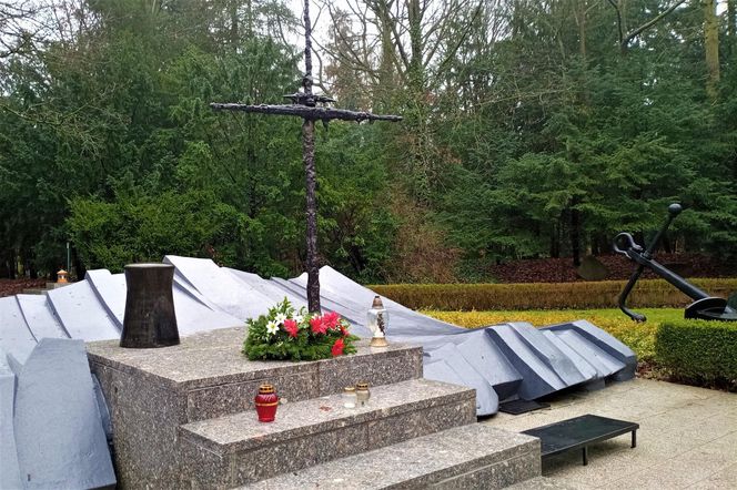 Pomnik Tym, którzy nie powrócili z morza przed renowacją