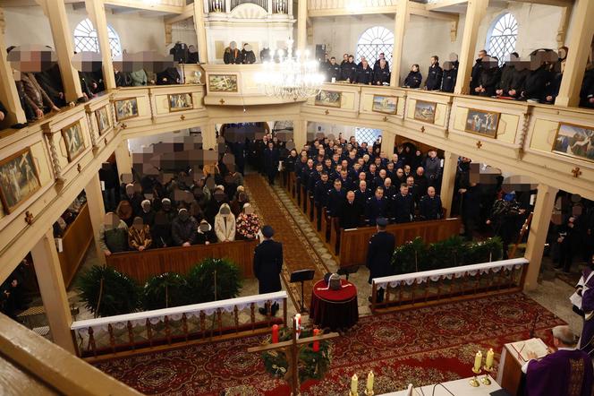 Pogrzeb w Łozinie. Zamordowany policjant Daniel Łuczyński spoczął z honorami 