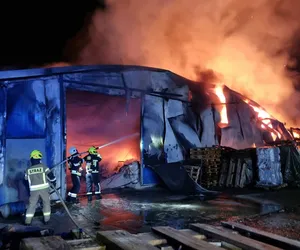 Ogromny pożar magazynu w Wieliczce. Straż pożarna wciąż pracuje na miejscu zdarzenia