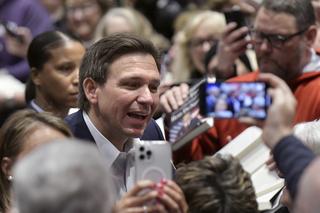 Sojusznicy Trumpa uderzają w DeSantisa