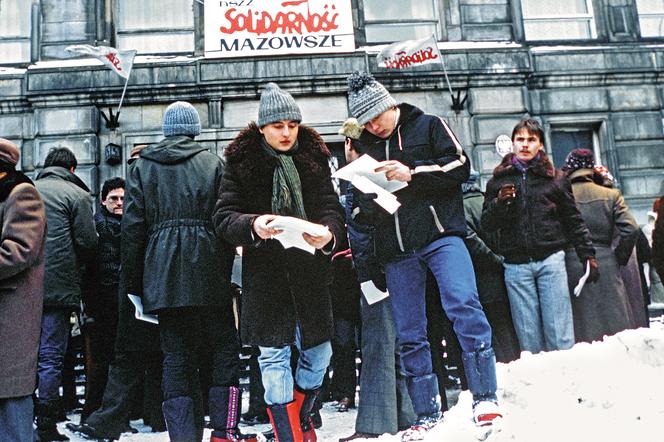 Tlum przed siedziba Solidarnosci na ulicy Mokotowskiej w pierwszy dzien stanu wojennego, Warszawa, 13.12.1981.