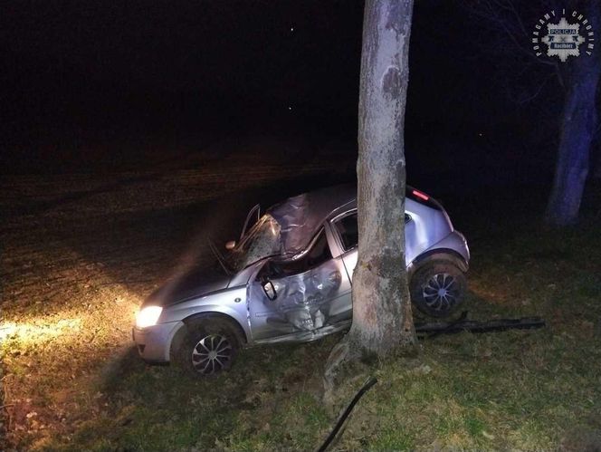 Młody kierowca wjechał w drzewo w Raciborzu. Zmasakrował samochód i trafił do szpitala