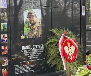 Tak dziś wygląda grób Daniela Sztybera. Polski żołnierz oddał życie za Ukrainę. Tłumy oddają mu hołd