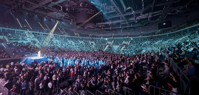 Tysiące osób uczestniczyło w spektaklu "Uniesieni". Były wspólne śpiewy i modlitwa