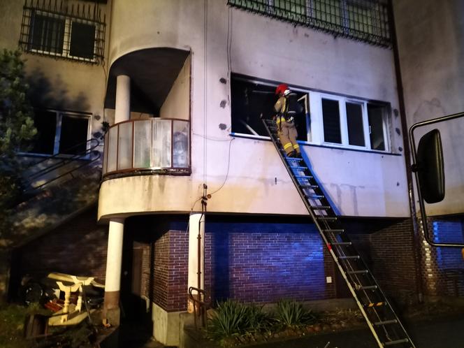 Pożar w Skokach. Z płonącego mieszkania wyniesiono mężczyznę