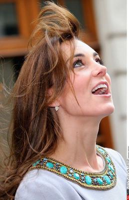 Księżna Kate Middleton, włosy rozwiane przez wiatr