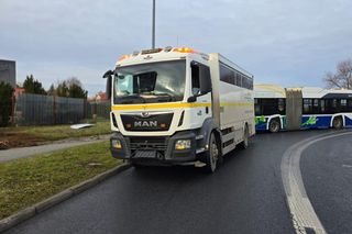 Groźny wypadek autobusu w Krakowie. Pojazd staranował ogrodzenie