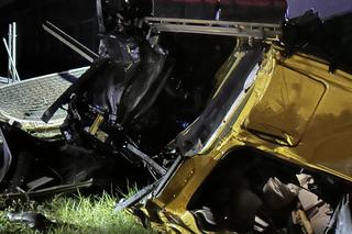 Feliksów. Zderzenie samochodu osobowego z cysterną. Ciężarówka zablokowała całą autostradę