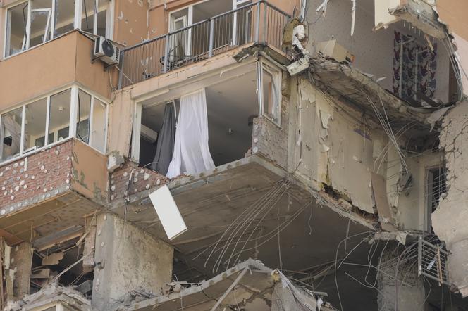 Zniszczony blok mieszkalny w Kijowie