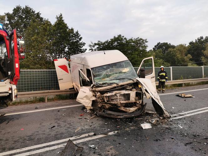 Dąbrowa Tarnowska. Tragiczne zderzenie osobówki z dostawczakiem. Nie żyje troje Rumunów