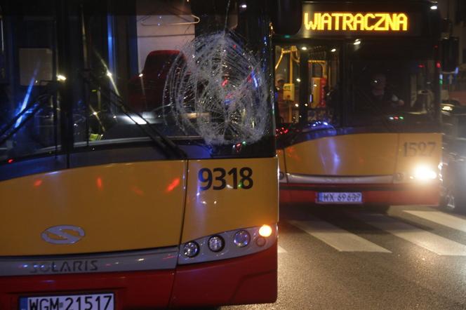 Koszmarny wypadek na Grochowie. Emeryt wpadł pod autobus
