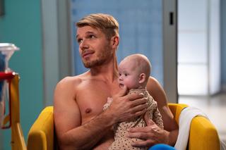 Na dobre i na złe odc. 917. Maks Beger (Tomasz Ciachorowski), mały Czarek (Kajetan Szkopek)