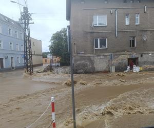 Zagrożenie powodziowe. Głuchołazy. Woda przelała się przez wały. Zalewa miasto