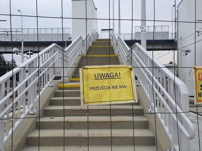  Takiego absurdu w Warszawie już dawno nie było. Mieszkańcy Pragi załamani po budowie kładki nad torami