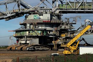 To prawdziwy kolos! Niedaleko Bełchatowa stanęła ogromna górnicza koparka. „Jestem pełna podziwu, że jest aż taka duża”