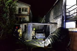 Wielka akcja strażaków w Łomiankach. Dom jednorodzinny płonął jak pochodnia