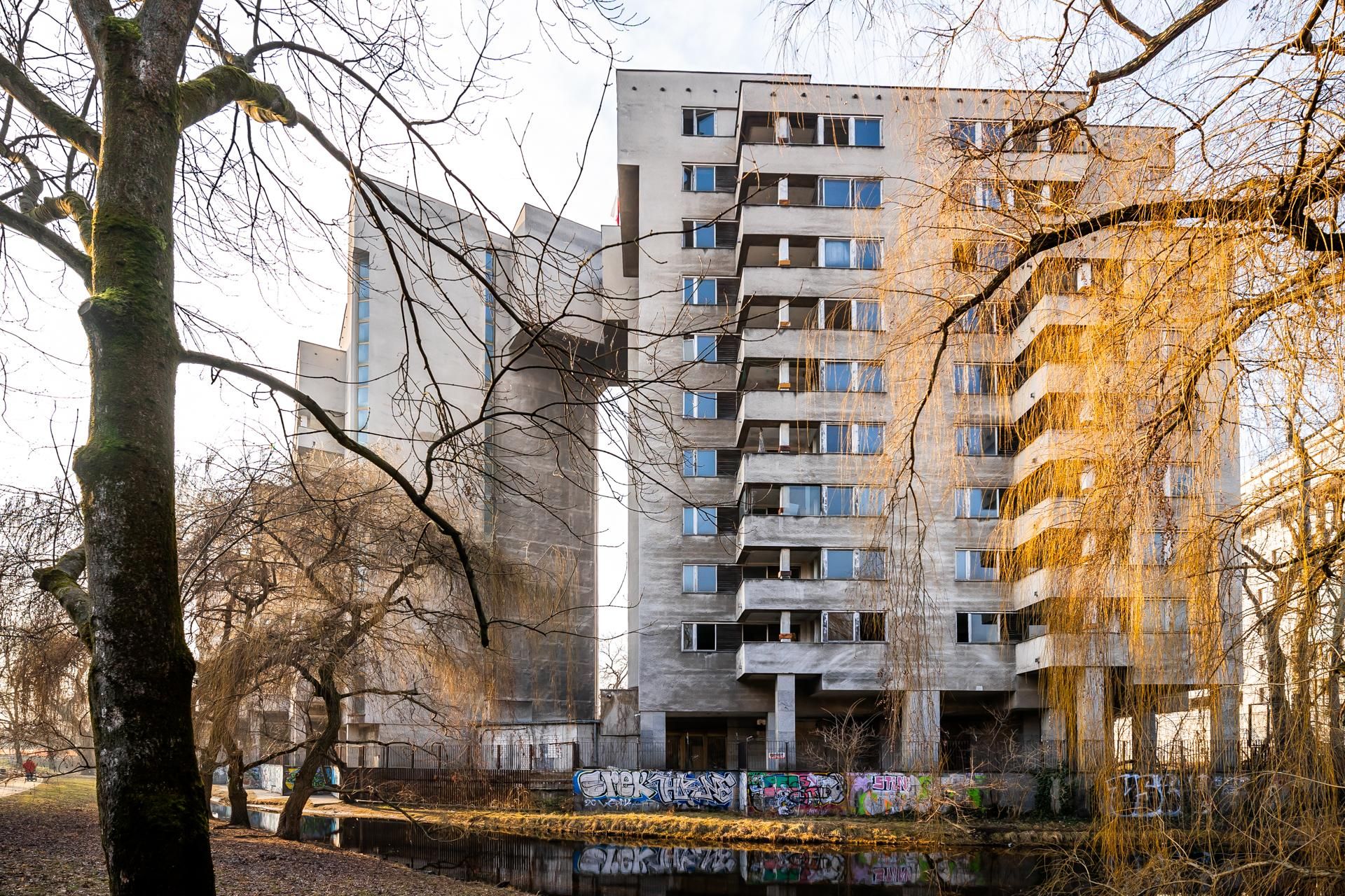 Szpiegowo, blok na Sobieskiego 100 w Warszawie
