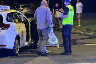 Makabryczny wypadek na Mokotowie. Motocyklista zderzył się z autem i wpadł na parking