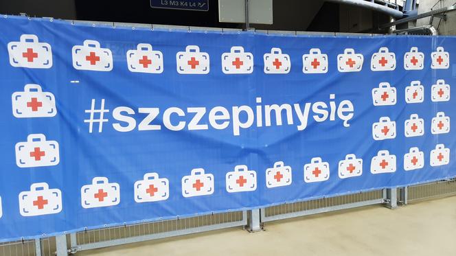 Ruszył masowy punkt szczepień na stadionie przy Bułgarskiej [ZDJĘCIA]