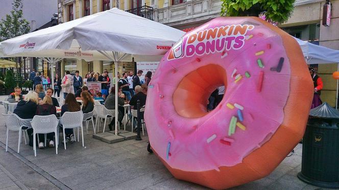 Kolejka po pączki na Piotrkowskiej: Dunkin' Donuts kusi łodzian amerykańskimi wypiekami [ZDJĘCIA]