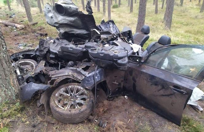 Lubelskie: BMW rozpadło się kawałki. 28-letni kierowca w ciężkim stanie trafił do szpitala
