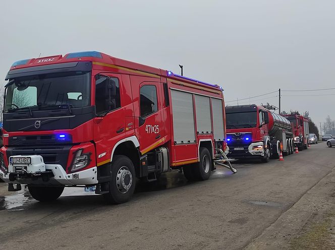 Kilkanaście wozów strażackich gasiło pożar miejscowości Kalinowy Dół 