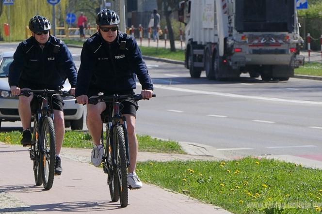 Elbląscy policjanci patrolują miasto na rowerach! Jak przewiozą zatrzymanego?