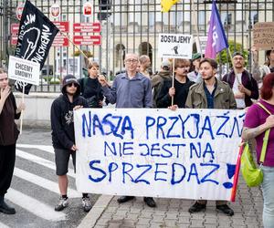 Lokatorzy z Osiedla Przyjaźń protestowali przed ratuszem: Chcemy umów z miastem, nie wysiedleń!