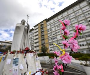 Wierni modlą się o zdrowie Papieża Franciszka