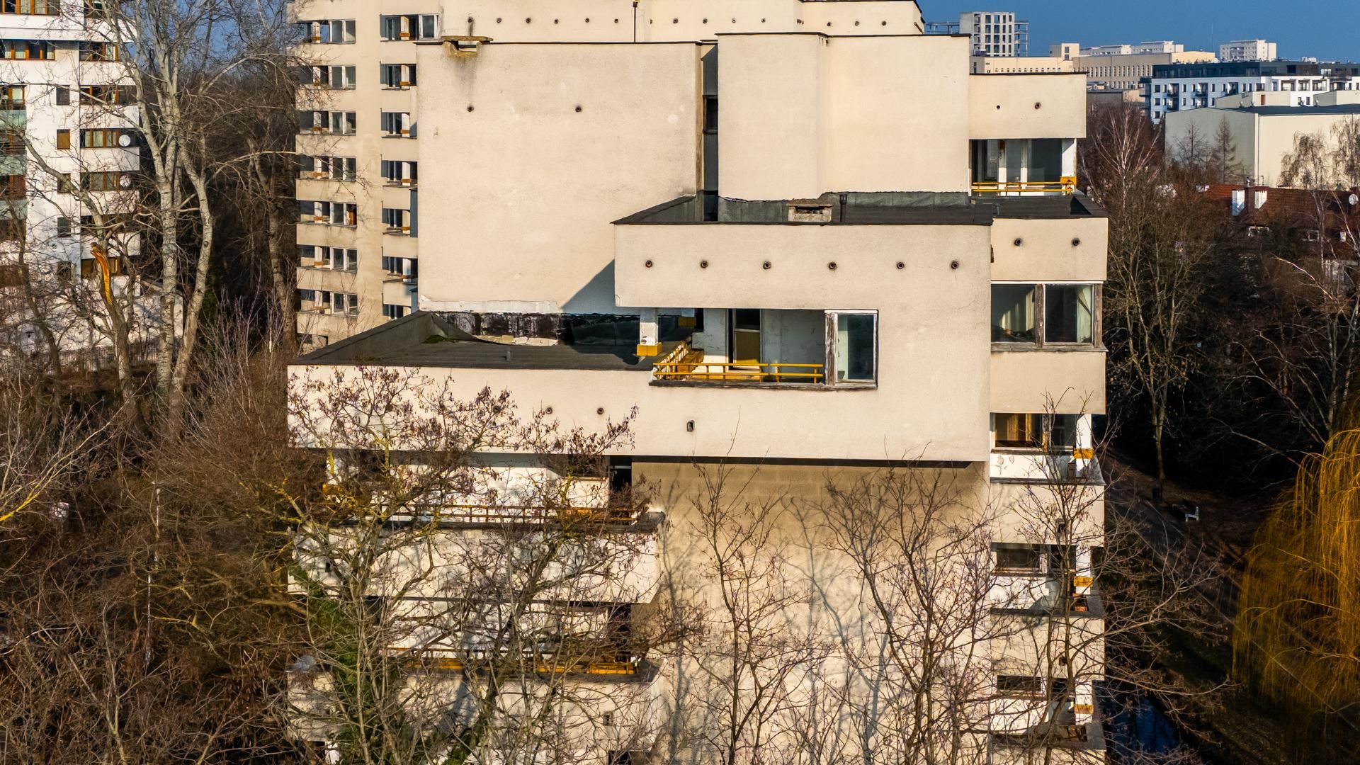 Szpiegowo z lotu ptaka. Blok na Sobieskiego 100 w Warszawie